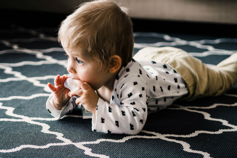 bébé qui machouille sa sucette