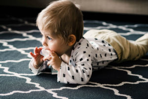 bébé qui machouille sa sucette