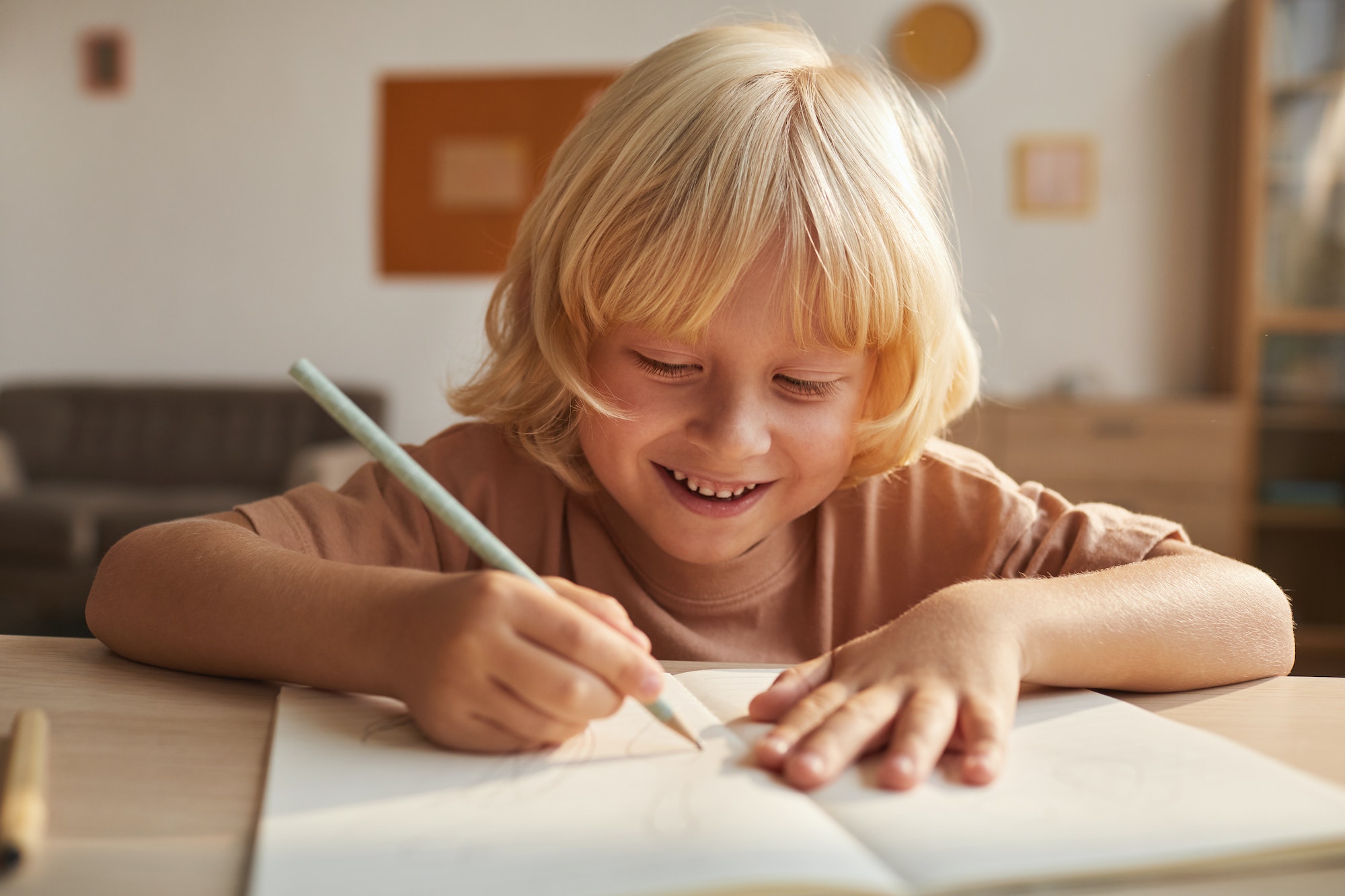 Créer son propre livre de contes : stimuler l’imagination et l’écriture