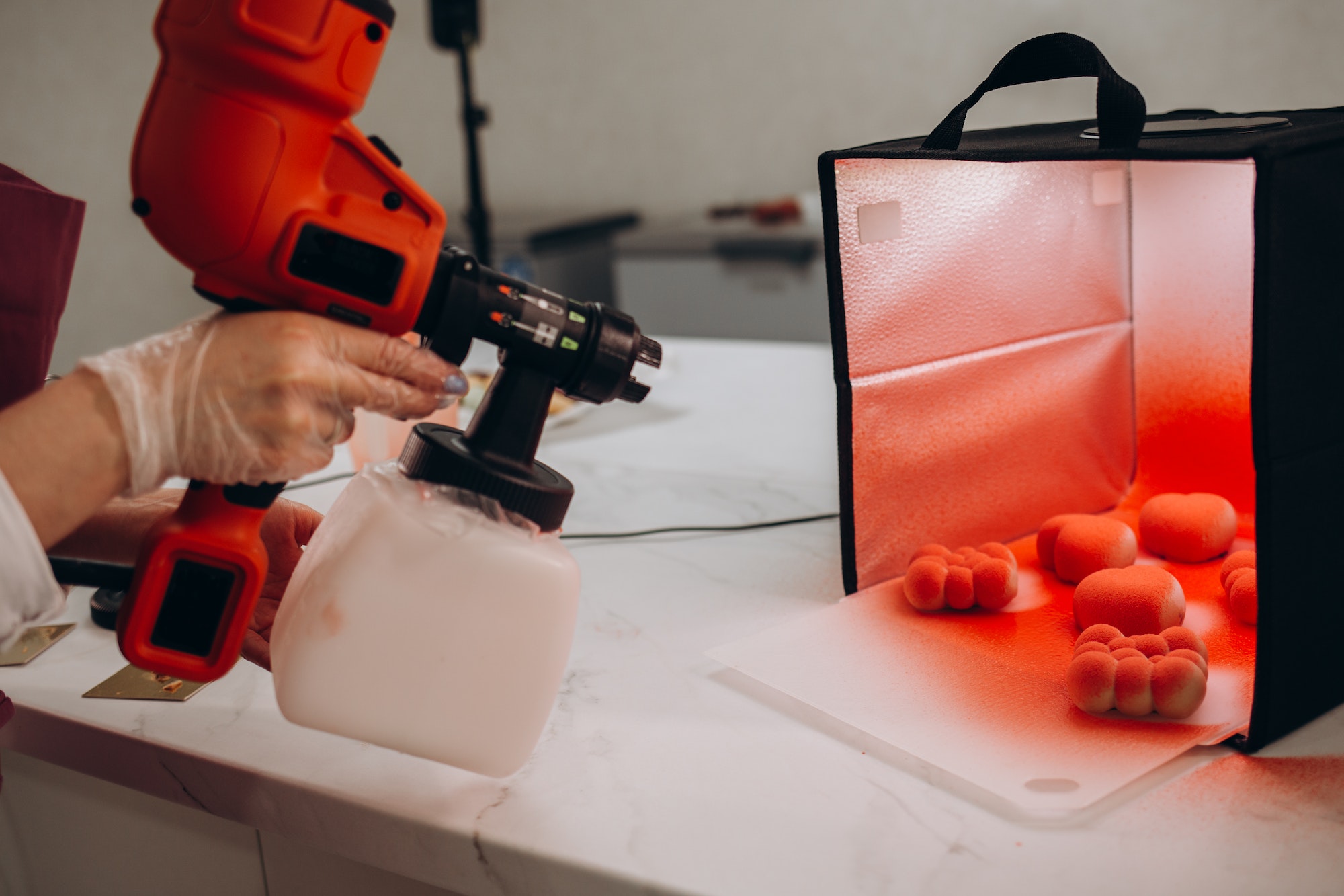 Les aérographes pour pâte à sucre : comment les utiliser pour des projets créatifs