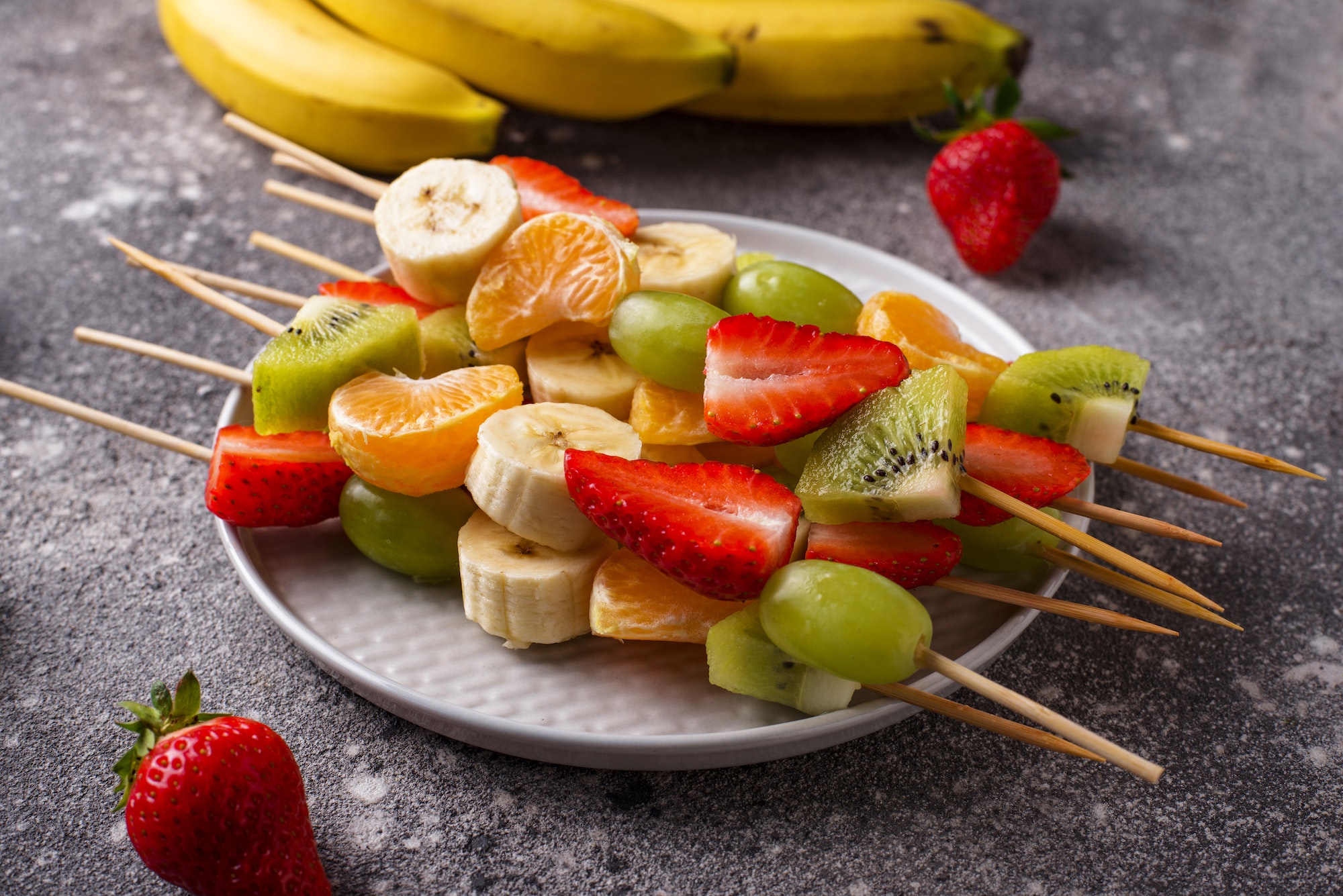 Brochettes de fruits pour une pause goûter pleine de couleurs