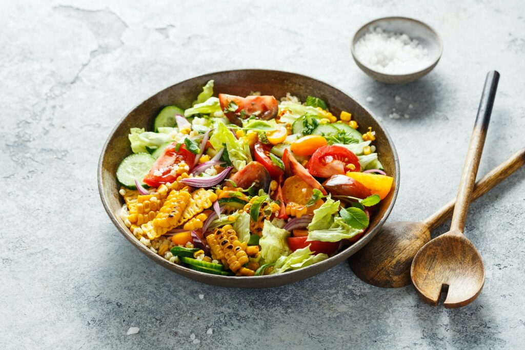 Salade aux légumes végétarienne