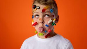 enfant avec des lego